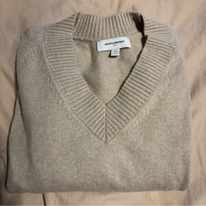 Banana Republic Men's V-Neck Sweater in Light Beige